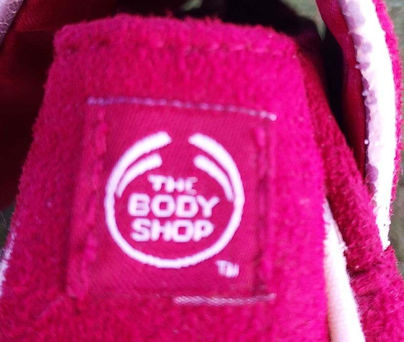 Czerwona kosmetyczka marki the body shop