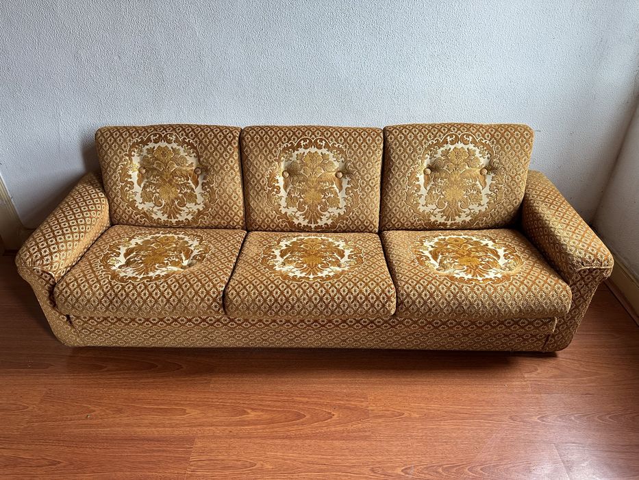 Conjunto com sofá cama, cadeirões e mesa de centro
