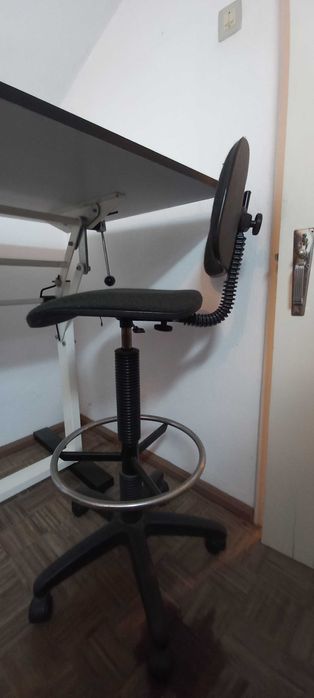 Estirador, cadeira rotativa e candeeiro