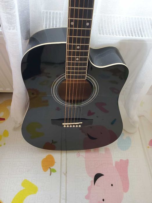 черная акустическая глянцевая гитара новая металлические струны