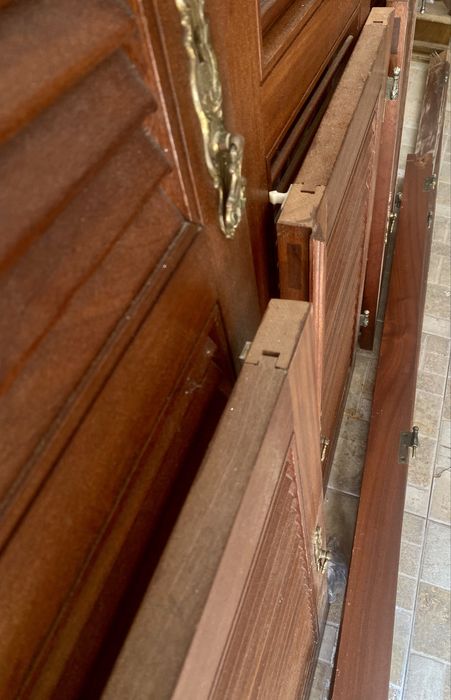Conjunto de portas venezianas em mogno maciço com ferragens