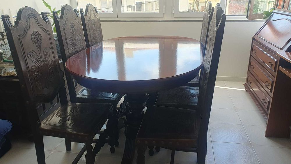 Mesa extensível madeira maciça + 6 cadeiras couro – Excelente estado