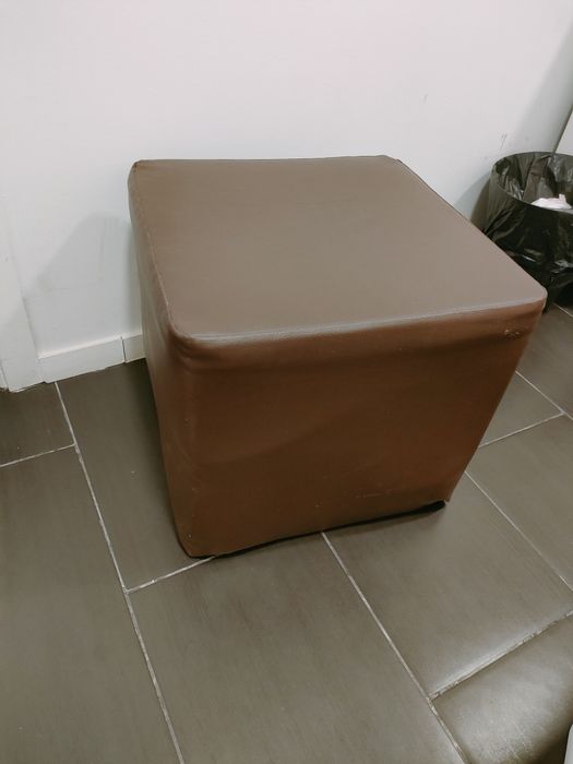 Puff castanho em bom estado