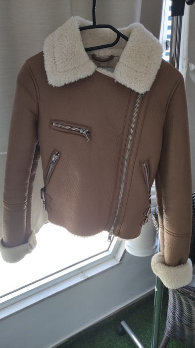 Casaco em pele marca Bershka