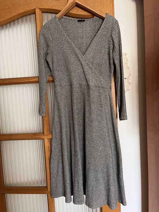 Szara sukienka midi do karmienia