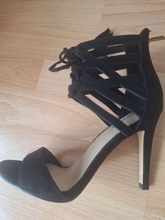 Czarne szpilki zamsz