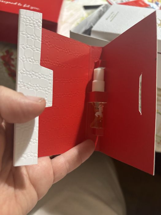 Mala tiracolo beje couro e verniz nova original oferta amostra perfum