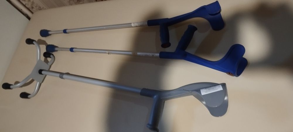 Продам речі.Медичне ліжко .Милиці і ходунки.