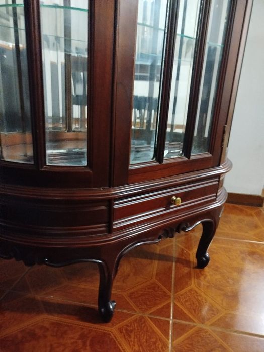 Cristaleira/ vitrine  clássica  em madeira