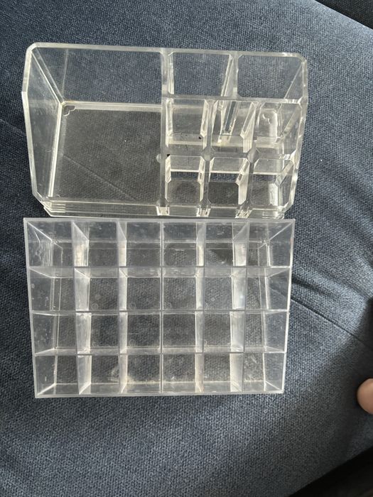 Dwa organizery kosmetyczne