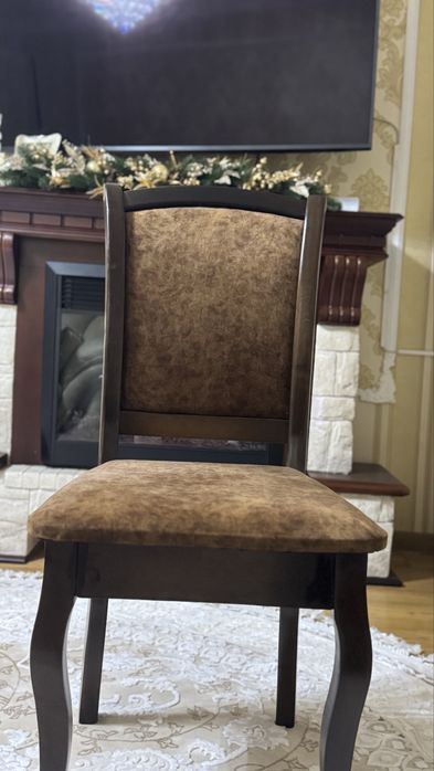 Стілці у вітальню