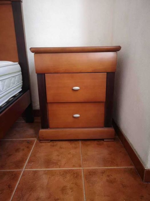 Mobilia de quarto, cama de casal, para desocupar a divisão.
