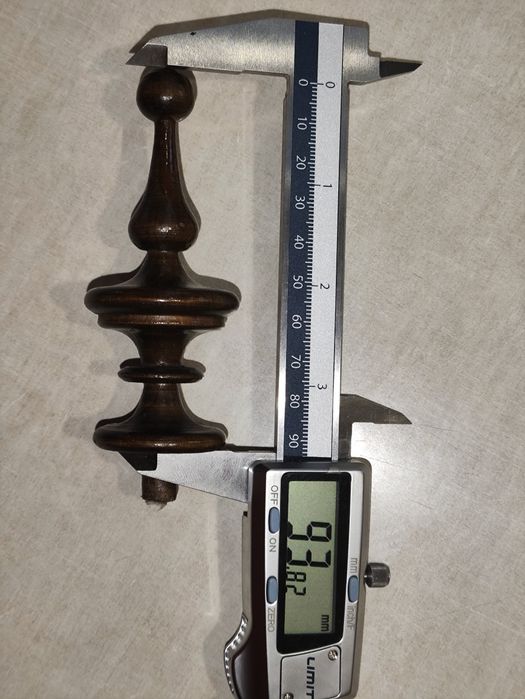 Sterczynka, tralka ,laufr do skrzynki zegara.