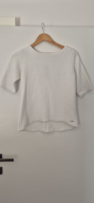 Biała elegancka bluzka z wytłoczeniem i zamkiem