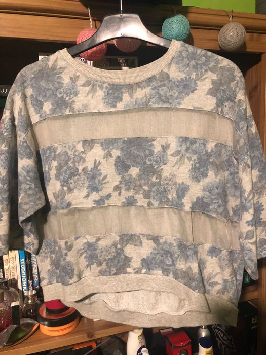 Krótki sweterek w kwiaty Pull&Bear rozmiar M