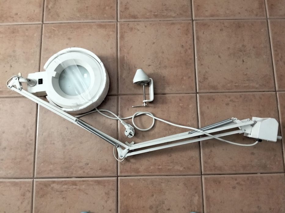 Lupa com suporte de mesa e luz