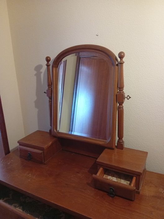 Cómoda vintage em madeira maciça
