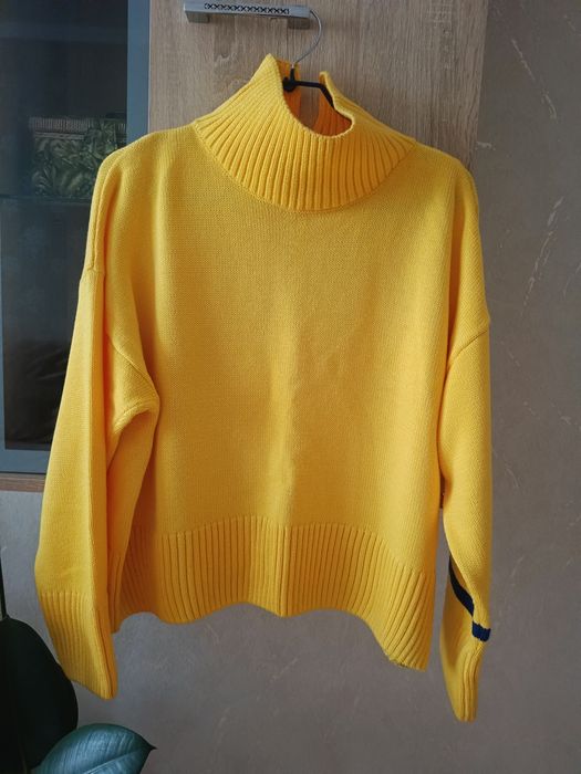 Жовтий светр з синьою стрічкою