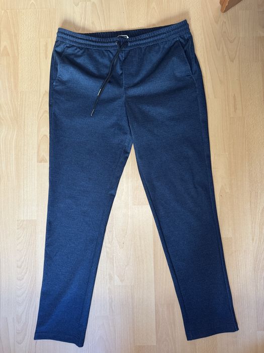 Materiałowe spodnie męskie