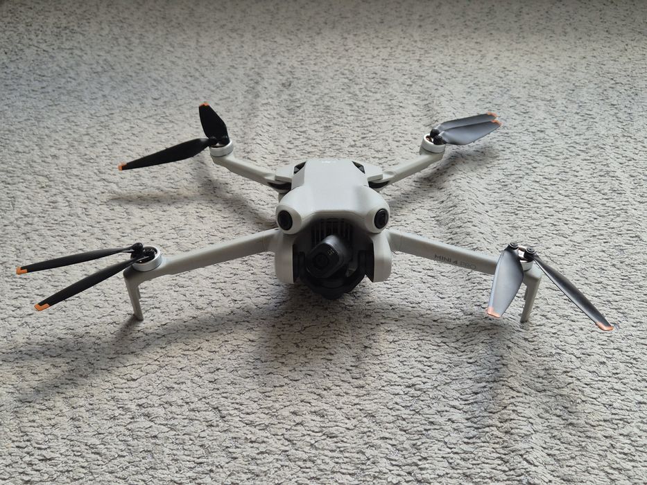 DJI Mini 4 Pro + RC2 + 2 Baterie + Hub FCC