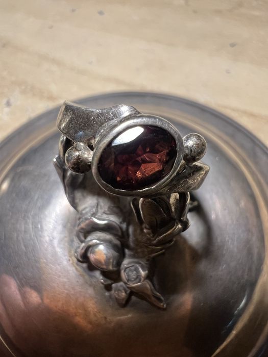 Srebrny pierścionek z geanatem naturalnym