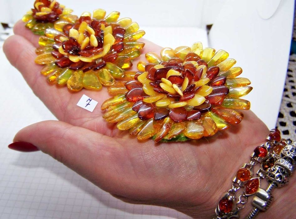 Sprzedam bursztyn, wisior + brosza + pierścień -- komplet