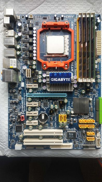 Материнская плата с процессором и оперативной памятью