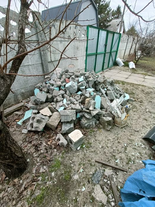 Віддам даром битий шлакоблок