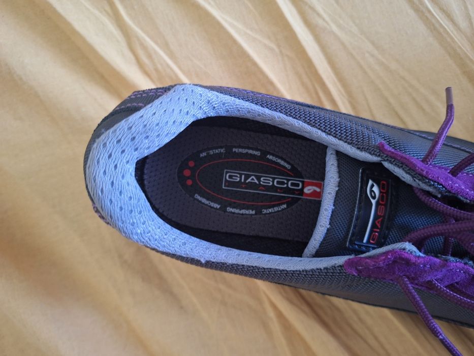 Продам женские защитные ботинки Giasco 40 размер