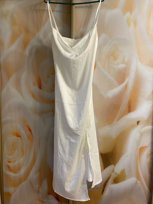 Атласна біла сукня