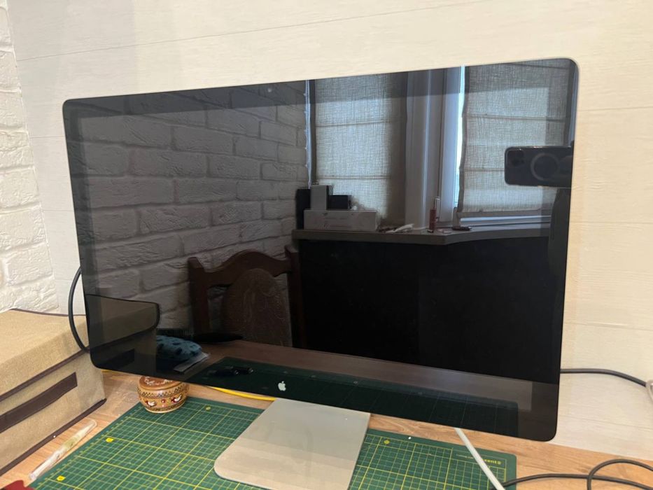 Apple Thunderbolt Display 27″ (2014)— отличное состояние с коробкой
