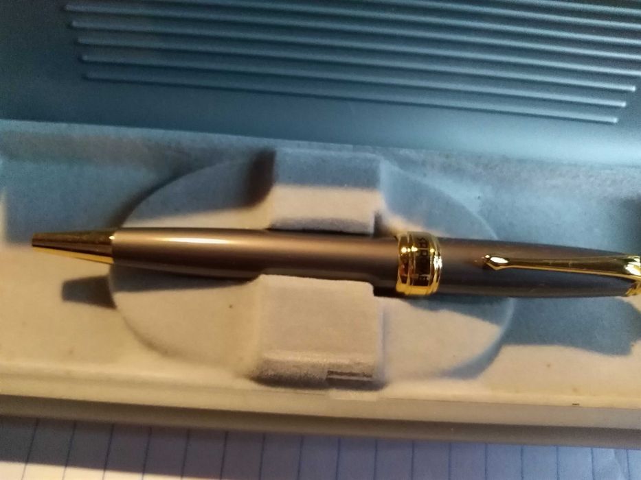 Duas canetas finas de marca italiana no estojo, uma com certificado