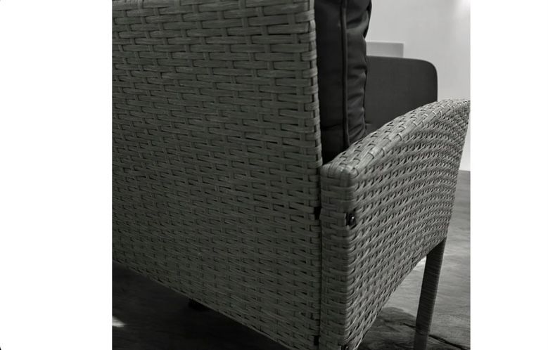 Meble ogrodowe z huśtawką i parasolem