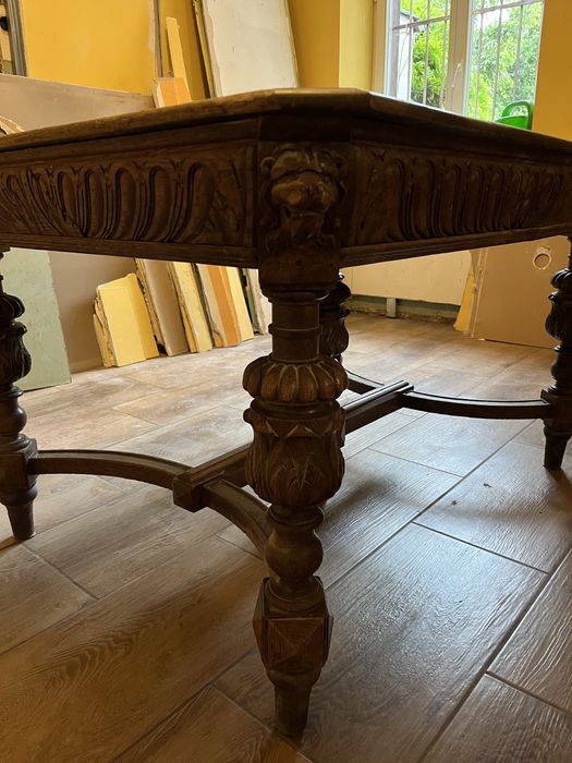 Zabytkowy stół z lwami na nogach