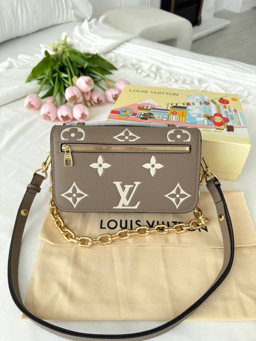 Toebka Louis Vuitton pochette east west beige