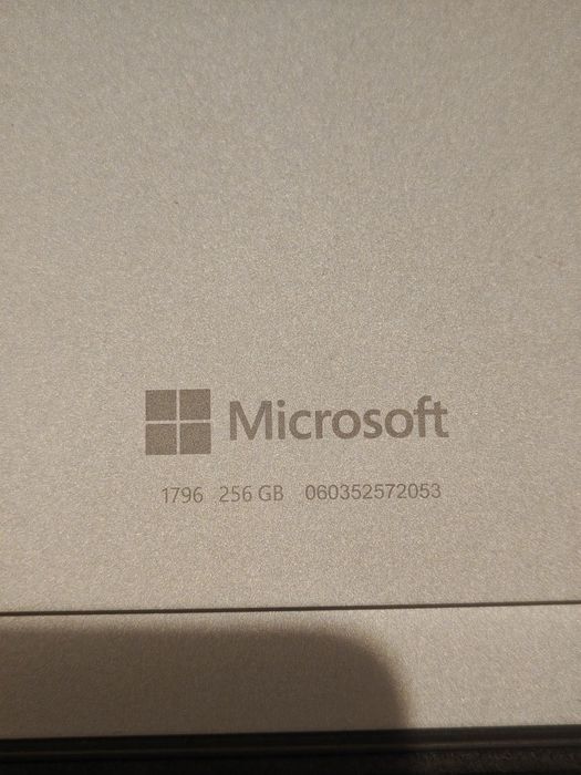 Microsoft Surface 1796 i7 256gb 8gb