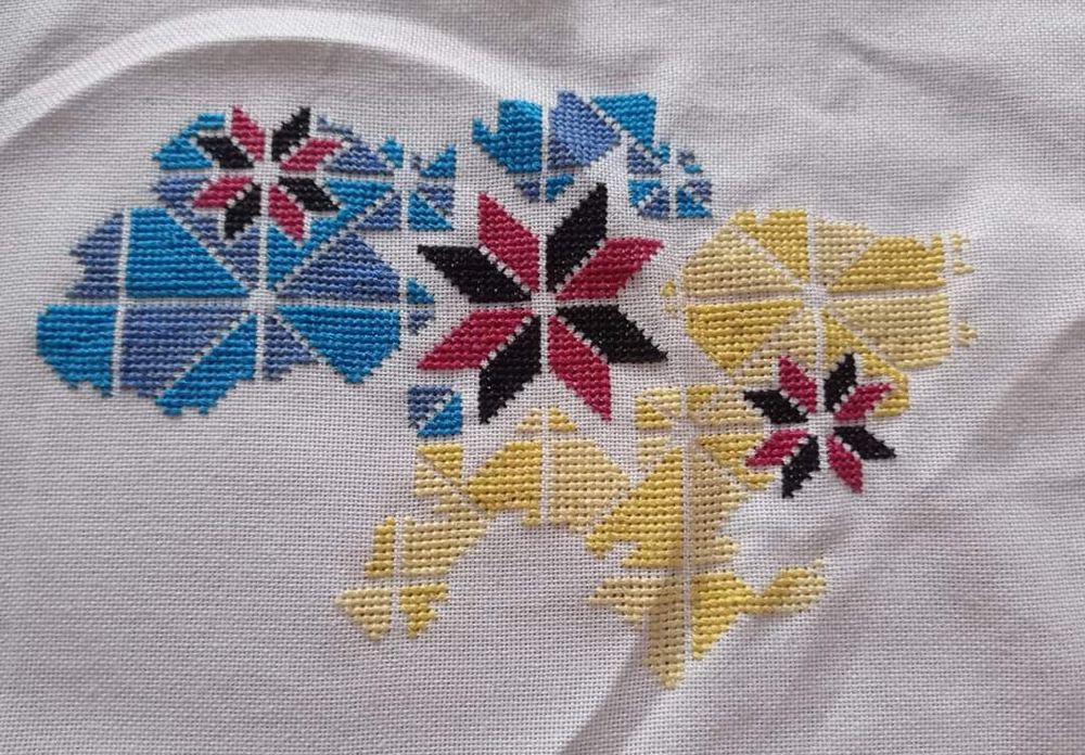Карта України вишита хрестиком