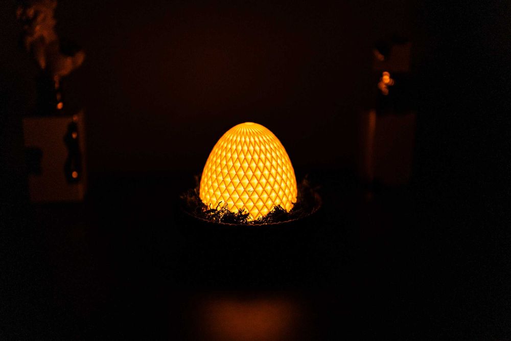 Jajko LED w Plecionym Koszyczku – Nowoczesna Dekoracja Wielkanocna 3D