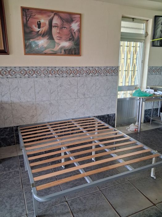 Base estrado com 8 pés com colchão.