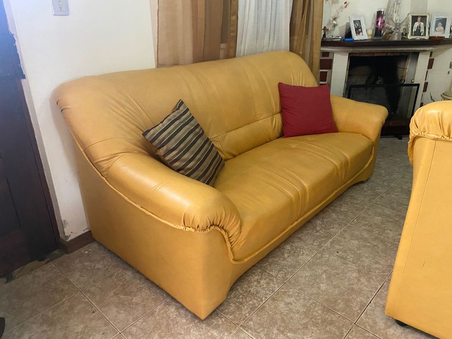 Vendo meus três sofás: dois pequenos e um grande.Recolhapelo comprador