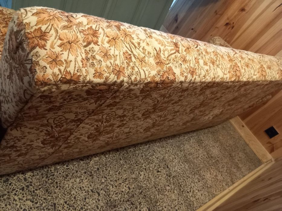 Sofá-cama em padrão floral -Em BOM ESTADO DE CONSERVAÇÃO