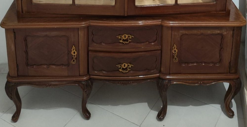 Cristaleira QUEEN ANNE, Vidro Biselado, 2 Espelhos. 120x43x165cm.