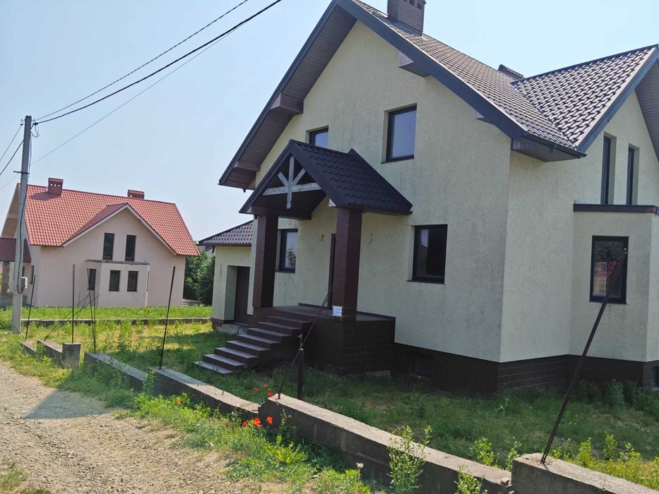 Продаж будинку. Мальованка. ( 5 кімнат +підвал), гараж.