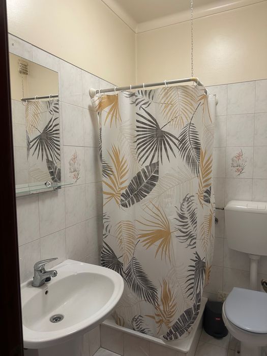 São Domingo, Santarem: Quarto Mobilado, Amplo e Luminoso em Apartamento Partilhado