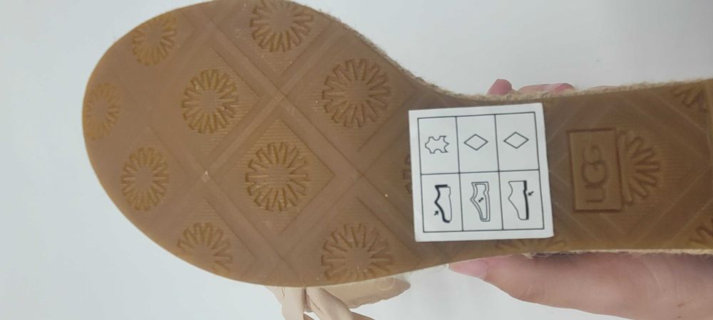 №26- Жіночі босоніжки UGG на танкетці з декоративними стрічками