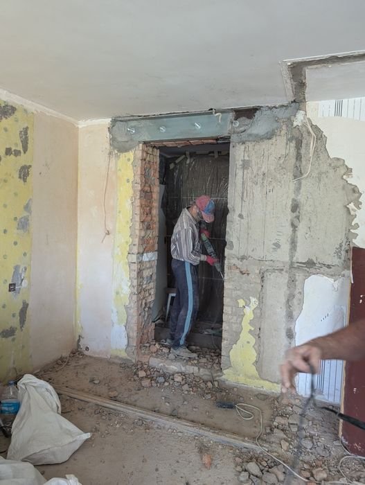 Алмазная резка дверных оконных проемов.   Демонтаж демонтажные работы.