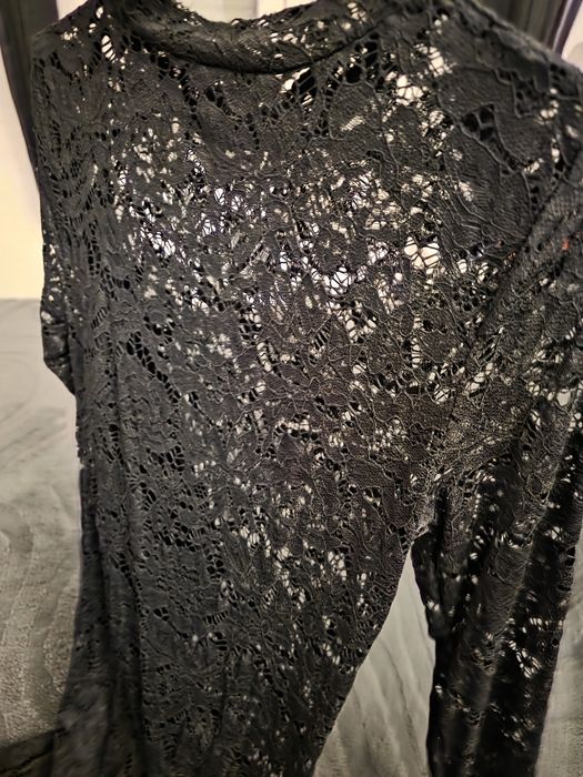 Vestido em renda com forro preto