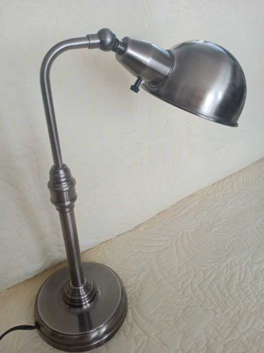 metalowa lampka stołowa