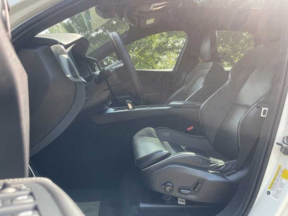 Volvo XC60 B6 R-Design      2022