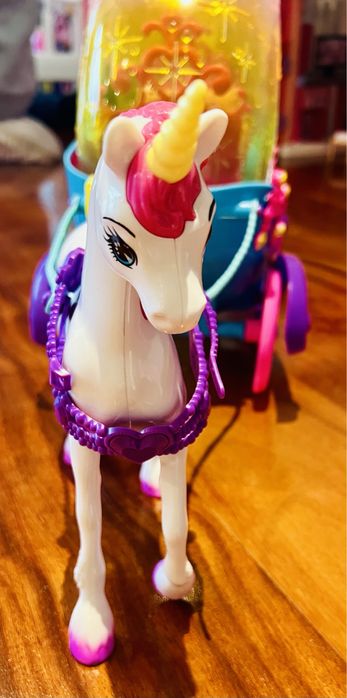 Carruagem de unicórnio colorida